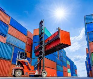 Conteneurs sur un port commercial