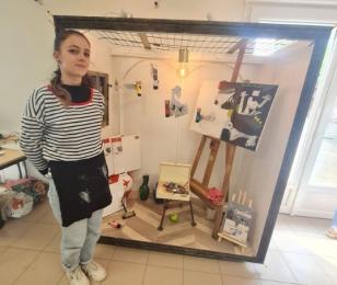 Romane Lerouxel devant sa vitrine