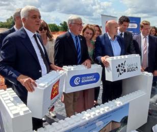 Photo de la cérémonie de la Première Pierre sur le chantier du centre d'hébergement du FIM à St Lô avec les élus de la Région Normandie, de la CCI Ouest Normandie et de St-Lô Agglo