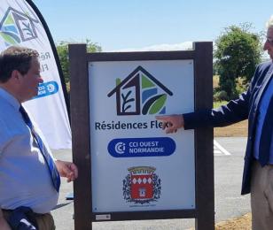Daniel Dufeu qui montre le logo de la résidence FlexiPro au Maire de Barneville